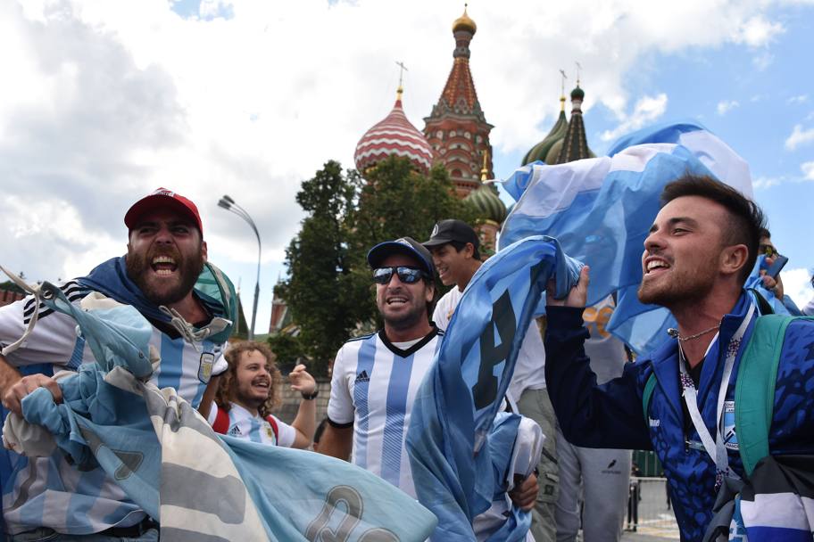 I tifosi dell&#39;Argentina sotto il Cremlino a Mosca. Afp